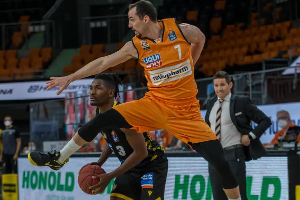 他虽然仅在 他虽然仅在